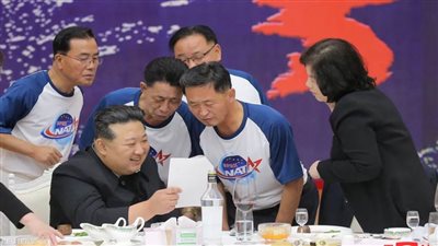 عاجل.. زعيم كوريا الشمالية يطلع على صور لقواعد أمريكية التقطها قمر تجسس