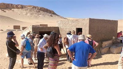 وفد سياحي أوروبي يزور المناطق الأثرية بالمنيا