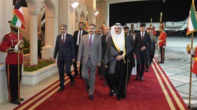رئيس وزراء باكستان يصل الكويت في زيارة رسمية تستغرق يومين