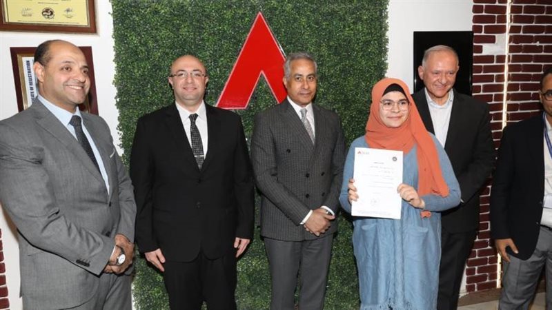 وزير العمل يسلم عقود