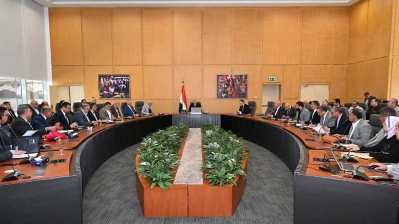 وزير الإسكان خلال