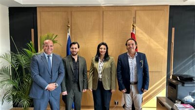 غادة شلبى تعقد اجتماعاً مع ممثلى إحدي شركات الطيران الكويتى  