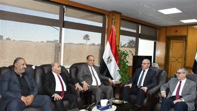 رئيس جامعة القناة يستقبل وفدًا من السفارة الليبية