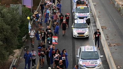 أسر المحتجزين الإسرائيليين في غزة يطالبون بالعودة للهدنة لتحرير المحتجزين