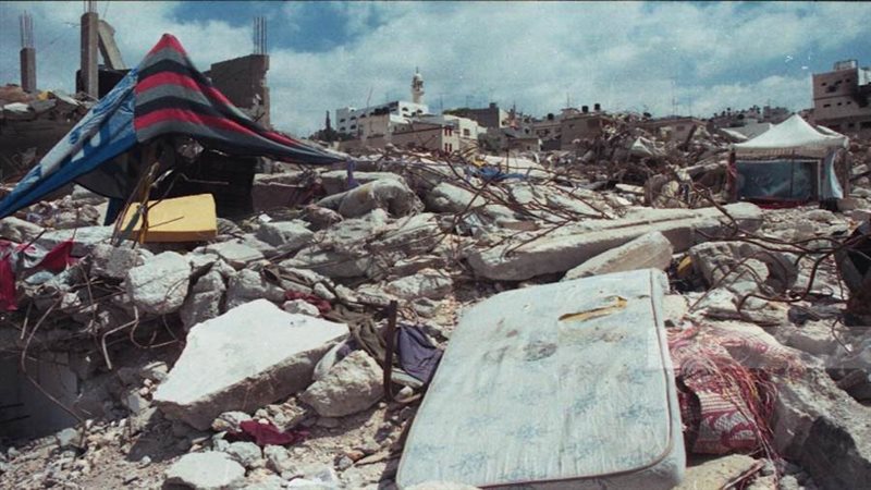 يقيمون على ركام منازلهم