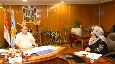 محافظ أسيوط يناقش سبل تعظيم الإيرادات المالية وترشيد المصروفات والإنفاق بالمراكز والأحياء