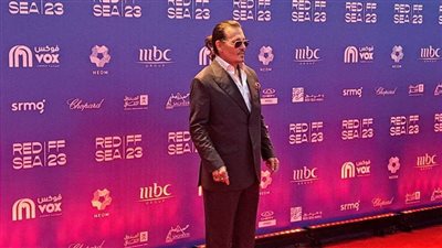 ترحيب حافل من الجمهور السعودي للنجم العالمي جوني ديب خلال عرض فيلمه 