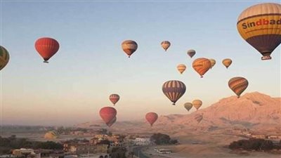 تحليق 48 بالونا طائرا يقل 970 سائحا في سماء الأقصر