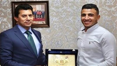 وزير الشباب والرياضة يهنئ كيشو لفوزه بالميدالية الذهبية في بطولة السويد الدولية للمصارعة