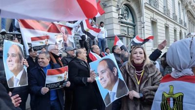 في أجواء وطنية وبالأعلام المصرية.. أبناء جاليتنا في فرنسا يصطفون في طوابير للتصويت بالانتخابات
