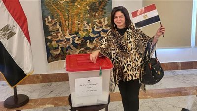 إلهام شاهين تدلي بصوتها في الانتخابات الرئاسية بسفارة مصر في تونس