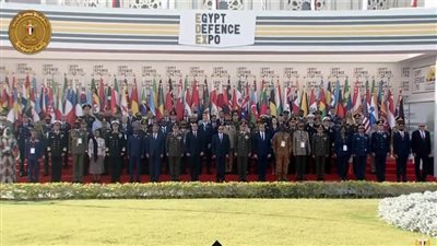 عاجل.. الرئيس السيسي يتوسط صورة تذكارية مع المشاركين في معرض 