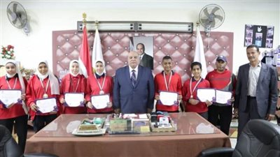 مدير تعليم بالوادي الجديد يكرم الفائزين بمسابقة اللياقة البدنية والمتميزين في المجال الصناعي