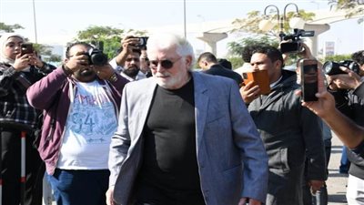 توافد الفنانين على مسجد الشرطة لصلاة الجنازة على أشرف عبد الغفور