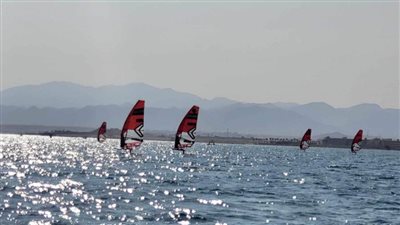 انخفاض سرعة الرياح يشعل منافسات بطولة إفريقيا للشراع بالغردقة