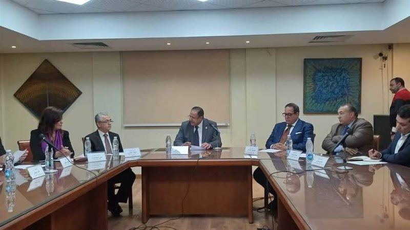 جانب من المائدة المستديرة