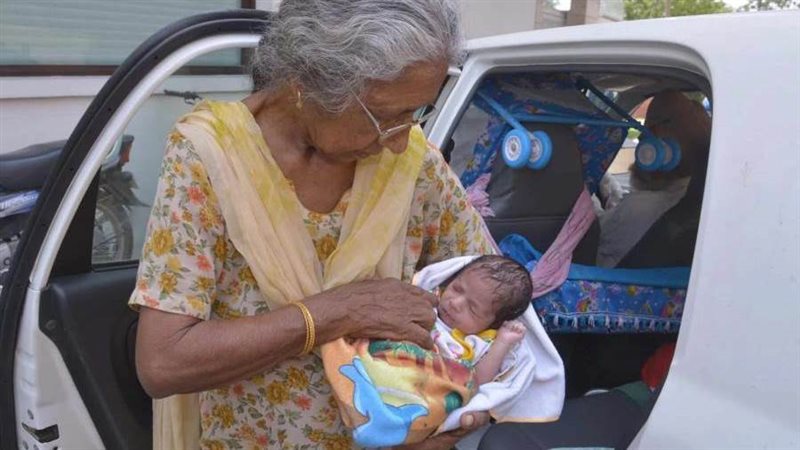 السيدة العجوز وطفلها