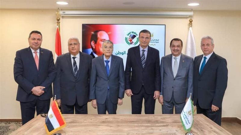 محافظ المنيا مع مسؤلي