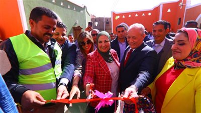 وزيرة التضامن ومحافظ الأقصر يسلمان 680 مركب صيد مجهزا لصغار الصيادين