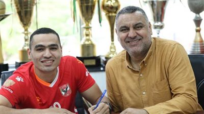 العوضي يعلن تجديد ثلاثي يد الأهلي