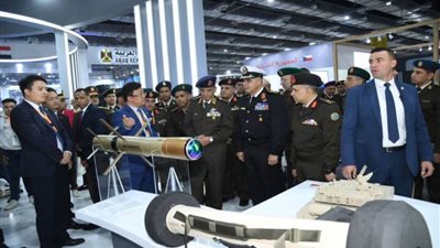 وزير الدفاع والإنتاج الحربي يتفقد أجنحة معرض 