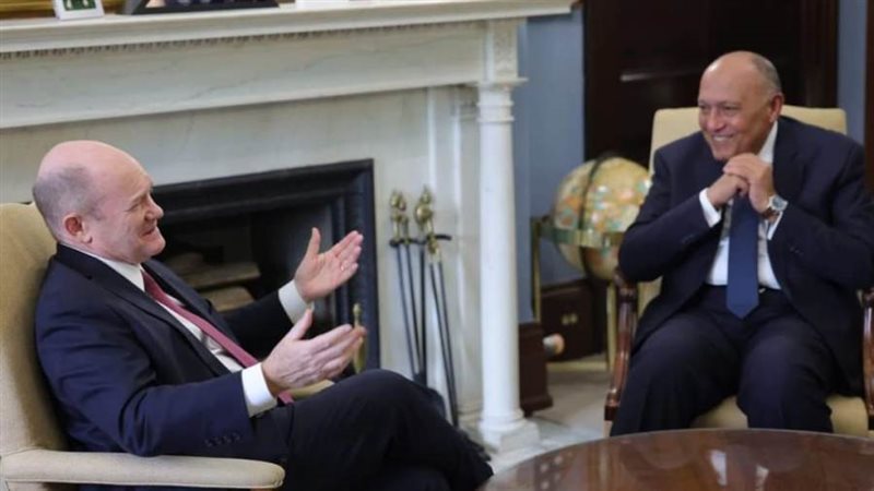 وزير الخارجية مع