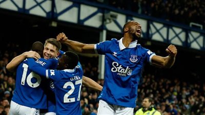 إيفرتون يفتك حصون نيوكاسل بثلاثية نظيفة في البريميرليج