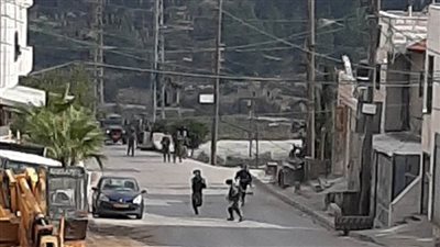 جيش الاحتلال يهاجم موكبا جنائزيا في بيت أمر ويصيب فتى بالرصاص