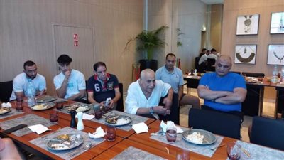 حسين لبيب يدعم لاعبي الزمالك قبل مواجهة الأهلي في سوبر اليد بالإمارات