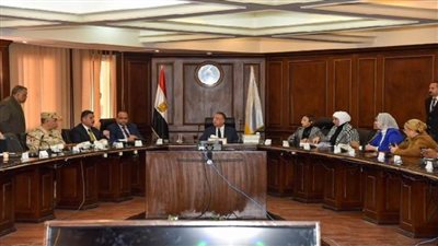 محافظ الإسكندرية يتابع سير عملية الانتخابات الرئاسية 2024 من داخل غرفة العمليات 