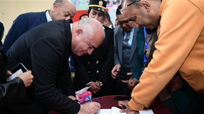 محافظ قنا يدلي بصوته في الانتخابات الرئاسية بلجنة مدرسة قنا الرسمية