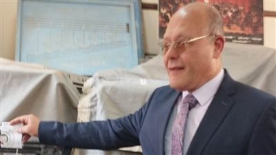 رئيس جامعة سوهاج يدلي بصوته ويؤكد أن المشاركة تضمن نزاهة وعدالة العملية الانتخابية