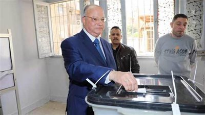 محافظ القاهرة يدلي بصوته الانتخابي بمعهد الفتيات بمصر الجديدة 