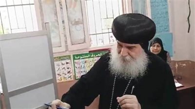 أسقف بني سويف يدلي بصوته في الانتخابات الرئاسية