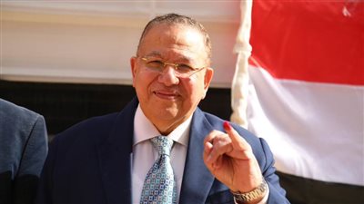 عُرس ديمقراطي.. نقيب الأشراف يدلي بصوته في انتخابات الرئاسة بمصر الجديدة 