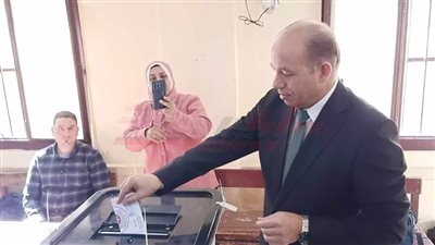 رئيس جامعة المنصورة يدلي بصوته في الانتخابات الرئاسية