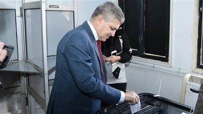 عقب الإدلاء بصوته الانتخابي.. الفريق أسامة ربيع يحث المواطنين على المشاركة في الانتخابات الرئاسية