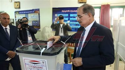 محافظ كفر الشيخ يدلي بصوته في الانتخابات الرئاسة بلجنة الوافدين