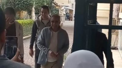 صبري فواز يشارك بصوته في الانتخابات الرئاسية بمقر مدرسة الفنون الجميلة