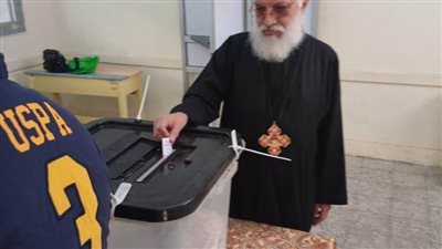 وكيل قداسة الباب يدلي بصوته في الانتخابات الرئاسية بالإسكندرية
