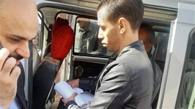 مواطن بأسيوط يدلي بصوته من سيارته نظرًا لإعاقته الحركية وظروفه المرضية