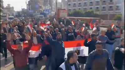 حاملين أعلام مصر .. مسيرات بالمنزلة تتوجه للجان الاقتراع   