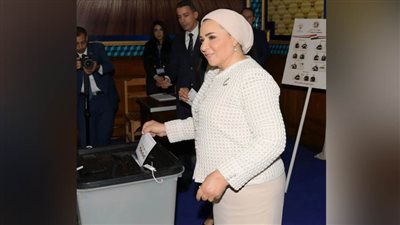  السيدة انتصار السيسي وكريمتها آية تدليان بصوتيهما في الانتخابات الرئاسية
