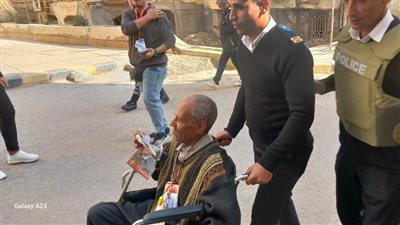 كبار السن وذوو الاحتياجات الخاصة يشاركون في الانتخابات