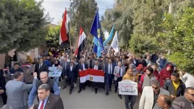 بالفيديو .. أساتذة وطلاب جامعة طنطا يتوجهون للجان الاقتراع في مسيرة حاشدة 