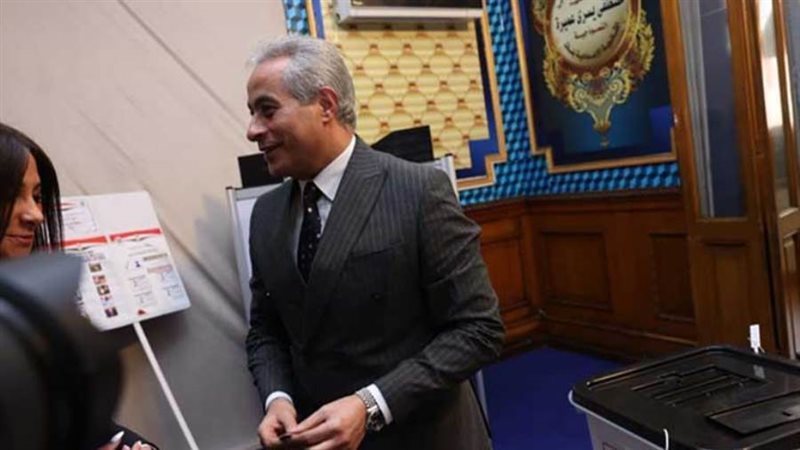 وزير العمل يدلي بصوته