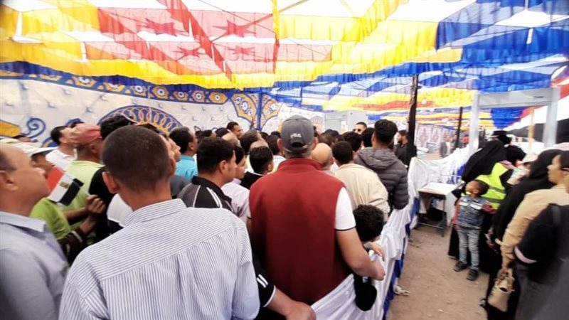 من أمام أحد اللجان