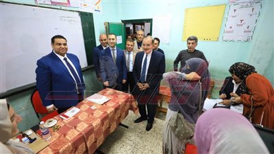 محافظ كفر الشيخ يتفقد اللجان الانتخابية بمدرسة القنطرة البيضاء الإبتدائية