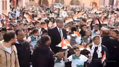 أطفال الأسمرات يحتشدون بالأعلام خارج لجان الانتخابات الرئاسية ويهتفون 