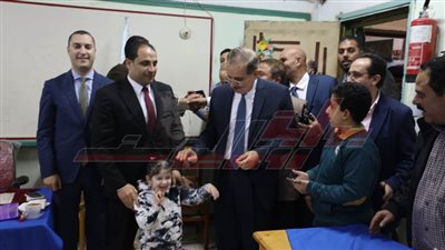 محافظ كفر الشيخ يتفقد اللجنة الانتخابية بمدرسة الشهيد عزت الشافعي
